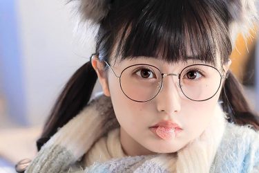 くりえみ、マフラービキニでグミ咥え…ケモ耳メガネで愛らしく