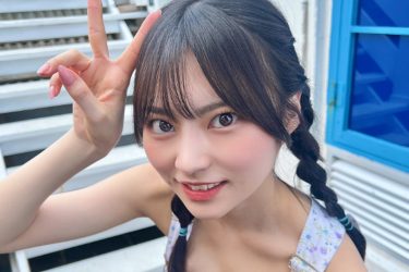 宇咲、サロペットに谷間をのぞかせ…初の単独表紙を報告