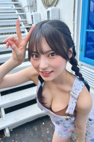 宇咲、サロペットに谷間をのぞかせ…初の単独表紙を報告の画像2