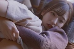 藤田あずさ、部屋着を脱ぎ脱ぎ…美ヒップ見せつけ冬支度