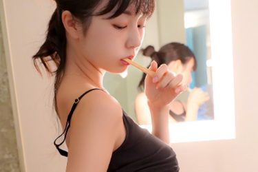 くりえみ、朝チュンを思わせる歯磨き中の後ろ姿は衝撃ボリュームヒップ