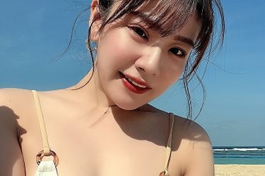 澄川れみ、沖縄の海で美バストショット2連発