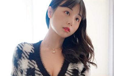 くりえみ、タイトなミニワンピから美谷間と太ももチラリ