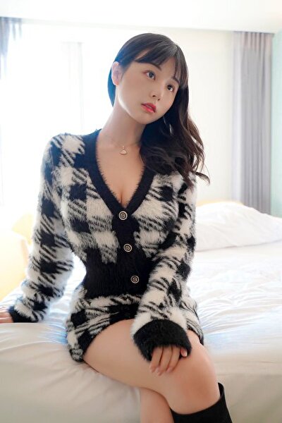 くりえみ、タイトなミニワンピから美谷間と太ももチラリの画像2