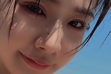 澄川れみ、濡れ髪で濡れ谷間のナチュラル自撮り