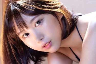 日向葵衣、ハイレグ変形水着で艶美な四つん這い