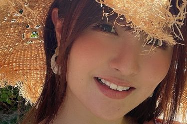 原つむぎ、常夏美女の生胸あふれるバカンスショット