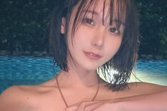 けんけん、ビキニを「ぐいっ」と挑発の微笑み