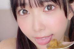 天羽希純がカレーをペロリ…美胸もポロリ