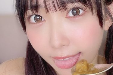 天羽希純がカレーをペロリ…美胸もポロリ