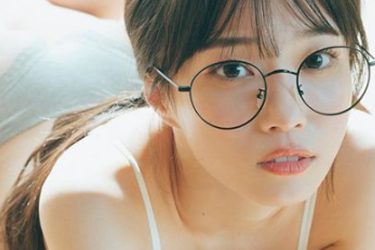 天然の釣り師・岸みゆ、丸メガネくつろぎショットで大漁