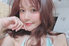 小日向ゆか、ゆるゆるドレスで艶度増し増しオフショ公開