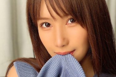 琴井ありさ、咥え上げで美乳チラリ