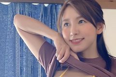 夏来唯、強烈たくし上げでビッグ美バストぽよん