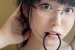 東雲うみ、ガチメガネで咥えゴム…彼女感ハンパない生下着カット