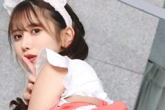 「秘密だよ」名取くるみ、キュートなメイド姿でパンツ丸見え