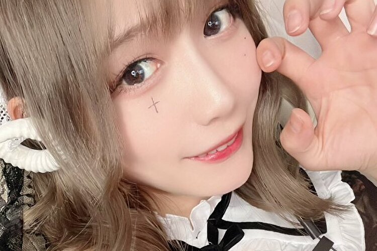 「紐になりたいか?」篠原みなみ、キュートで小悪魔なナイスバストショットの画像1