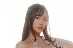 藤田あずさ、コートの下はキケンな変形ハイレグ水着