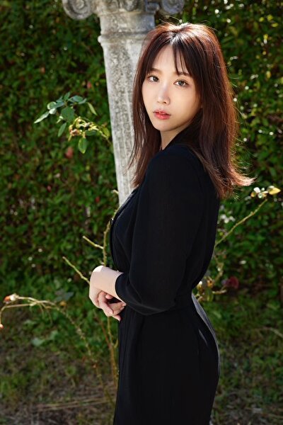 日向葵衣、時には淑女のように…いい女っぷり発揮の黒ワンピショットの画像2