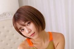 大川成美、ピチピチ競泳水着で艶ポーズ