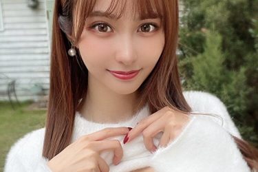 「内緒で見せてあげる…」花咲れあ、こっそりペロリのヌーディな谷間