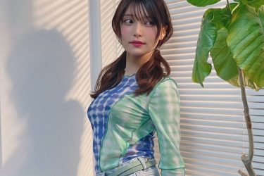 似鳥沙也加、お洋服の下は…透けパンヒップ