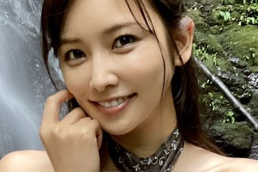 江藤菜摘、ハイレグOフロント水着で微笑む水辺の美女
