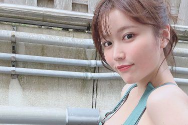 小日向ゆか、素肌にサロペットで横ぱいチラリ