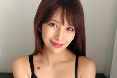 「もっと見たい？」琴井ありさ、小悪魔スマイルで挑発の大胆チラリ
