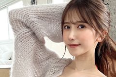 名取くるみ、ふわふわニットで極上ふんわり美谷間