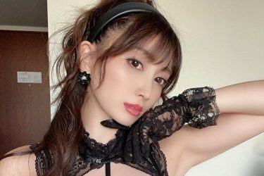 森咲智美、ハードな手ブラで超攻撃的な大人の色香