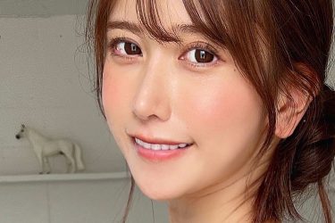 名取くるみ、まん丸バストの素肌サロペット