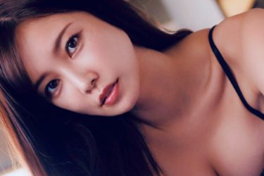 江藤菜摘の「上から目線」な美しい四つん這い