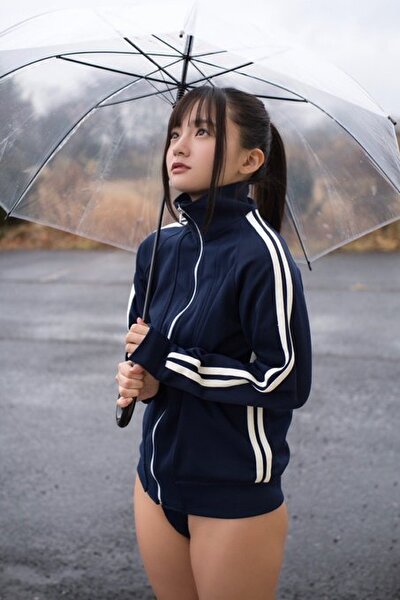 西永彩奈、雨降りの下半身無防備の画像2