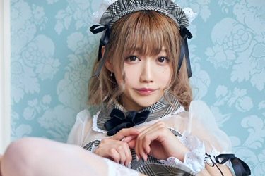 篠原みなみ、生々しい絶対領域のニーハイ美脚