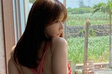 小日向ゆか、チェリーパンツの素肌エプロンショット