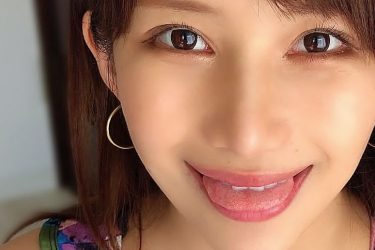 琴井ありさ、ベッドの上でミニスカ舌ペロ意味深チラリ