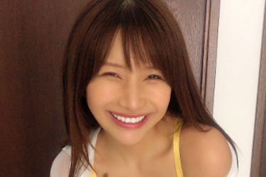 笑顔とチラリの最強コンボ…琴井ありさ、癒しと刺激の谷間露出