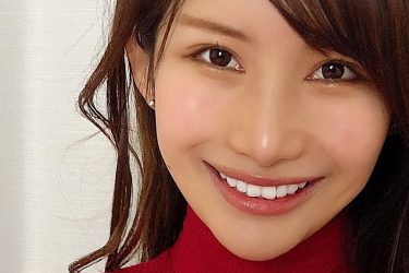 琴井ありさ、にこやかに白パンチラリ