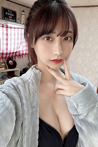 鈴木優香、心打つ美貌と美谷間の画像2