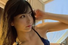 非公開: 似鳥沙也加、艶やかに輝く四つん這いショット