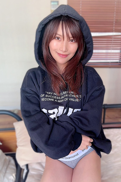 琴井ありさ、脱ぎ掛けパーカー彼女の画像2