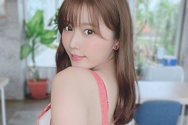 小日向ゆか、眼福で幸福な水着エプロン