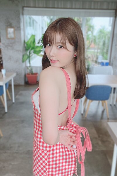 小日向ゆか、眼福で幸福な水着エプロンの画像2