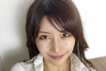 琴井ありさ、オフィスで美谷間チラリ