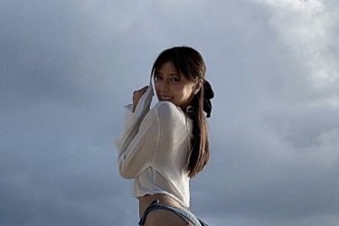 夏本あさみ、美貌に美尻に美脚のホットなショット