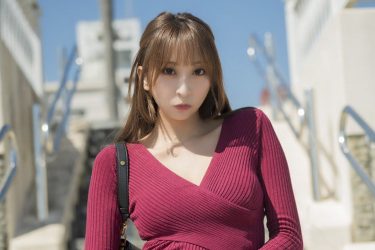 緒方咲、野外でセルフスカートめくり