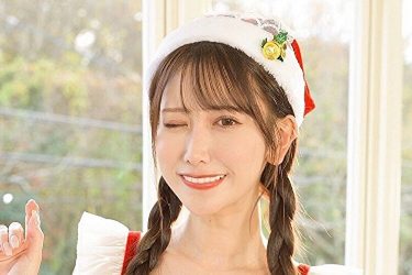 名取くるみ、笑顔弾けるミニスカサンタ