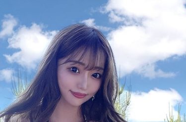 桃々さや、青空ビキニで極上ボディの映え美女