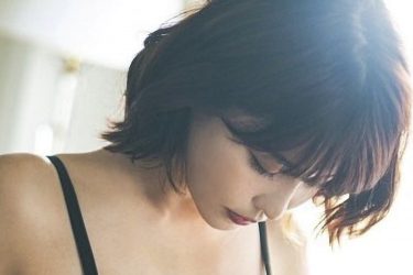 岸明日香、大人の色気大爆発の黒ランジェリー